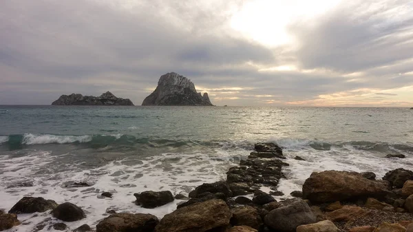 Kaunis auringonlasku Es Vedran saarella, Ibiza — kuvapankkivalokuva