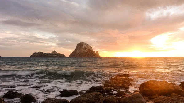 Una hermosa puesta de sol en la isla de Es Vedra, Ibiza — Foto de Stock