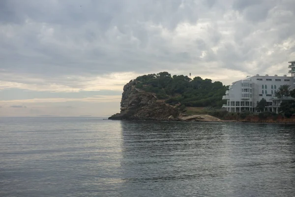 La costa di Ibiza una giornata molto nuvolosa — Foto Stock