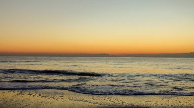 Akdeniz kıyısında yanındaki bir gündoğumu