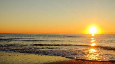 Akdeniz kıyısında yanındaki bir gündoğumu