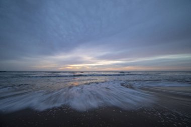 Akdeniz kıyısında yanındaki bir gündoğumu