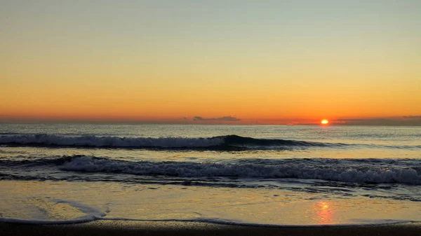 Un amanecer junto a la orilla del mar Mediterráneo — Foto de Stock