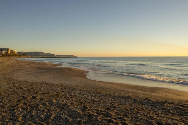 Akdeniz kıyısında yanındaki bir gündoğumu — Stok fotoğraf