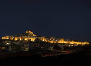 Geceleri aydınlatılan Morella şehir