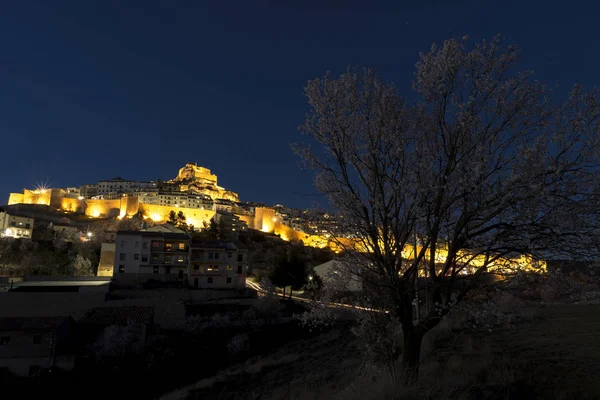 El pueblo de Morella iluminado por la noche — Foto de Stock