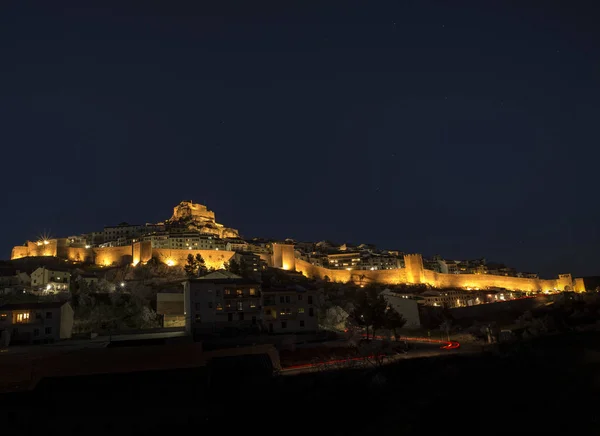 El pueblo de Morella iluminado por la noche — Foto de Stock