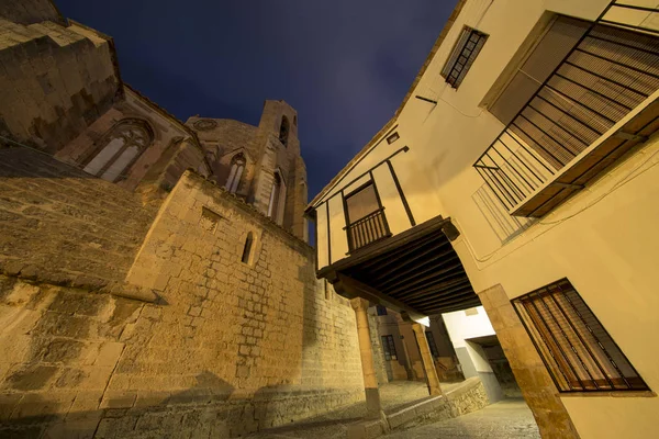 Die Stadt Morella in der Nacht beleuchtet — Stockfoto