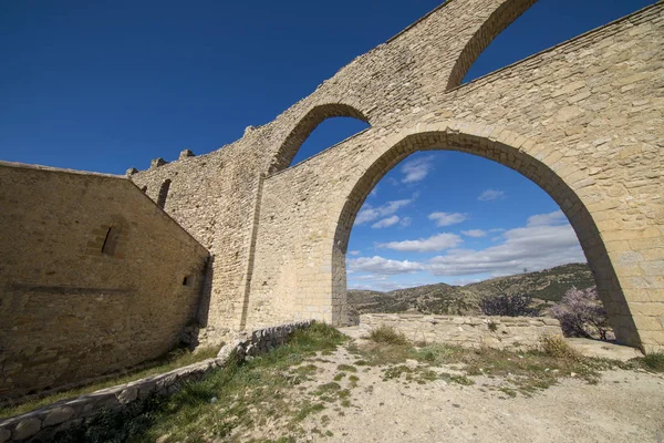 O aqueduto da aldeia medieval de Morella — Fotografia de Stock