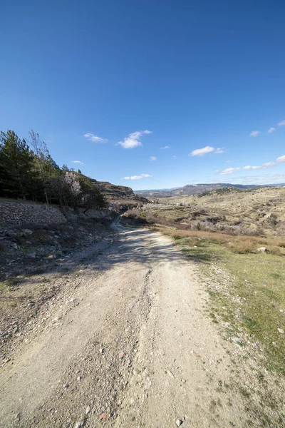 Weg durch den Berg neben der Stadt Morella — Stockfoto