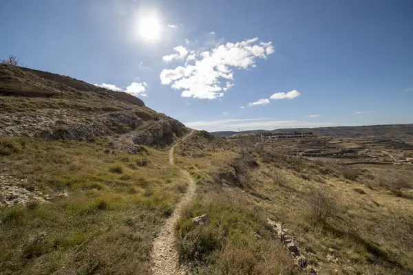 Weg durch den Berg neben der Stadt Morella — Stockfoto