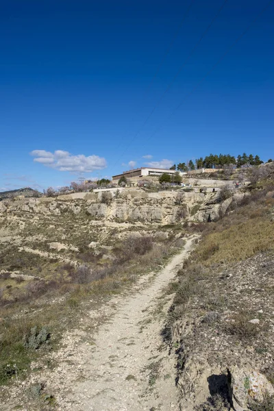 Chemin à travers la montagne à côté de la ville de Morella — Photo