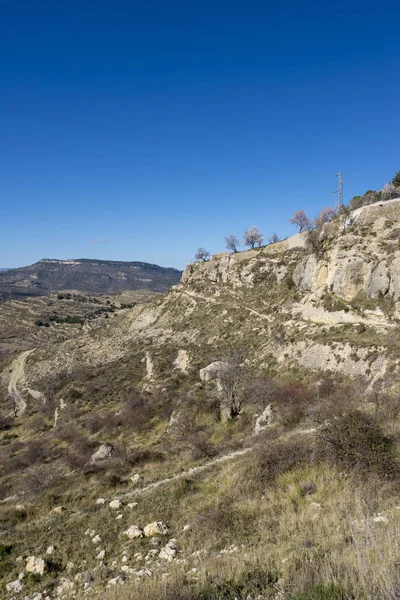 Chemin à travers la montagne à côté de la ville de Morella — Photo