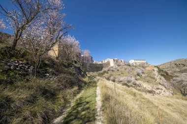 Morella şehir yanındaki dağ yolundan