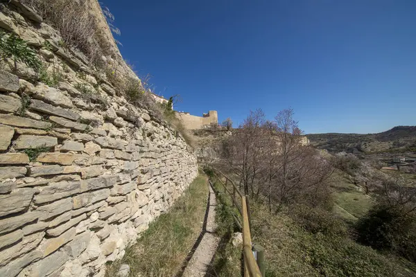 Шлях через гори поруч із містом Morella — стокове фото