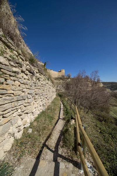 Path through the mountain next to the town of Morella — Stock Photo, Image