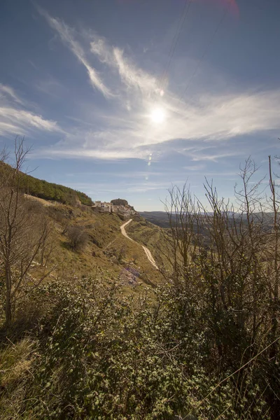 Bela paisagem ao lado da aldeia de Ares del maestre — Fotografia de Stock