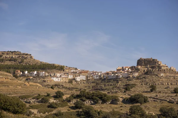 Hermoso paisaje junto al pueblo de Ares del maestre — Foto de Stock