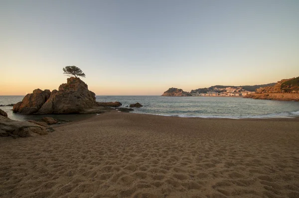 Tossa'nın küçük denizinde gün doğumu