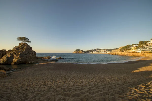 Tossa'nın küçük denizinde gün doğumu