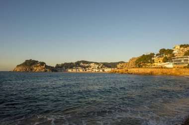 Akdeniz'in yanındaki Tossa de mar köyü