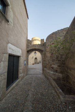 Tossa de Mar kasabasının sokakları