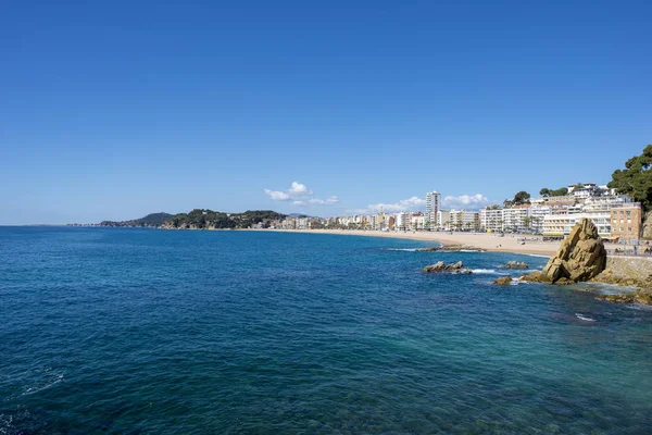 El pueblo de Lloret de Mar junto a la costa — Foto de Stock