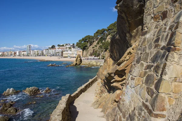 El pueblo de Lloret de Mar junto a la costa — Foto de Stock