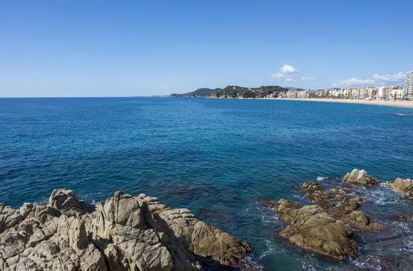 Lloret de Mar köyü sahilin yanında — Stok fotoğraf