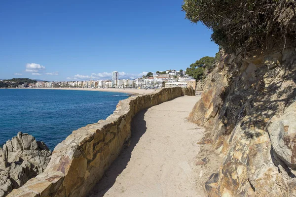 El pueblo de Lloret de Mar junto a la costa — Foto de Stock