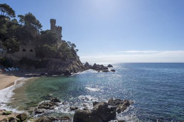 Lloret de Mar köyü sahilin yanında