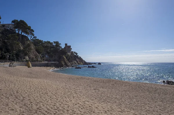 El pueblo de Lloret de Mar junto a la costa —  Fotos de Stock