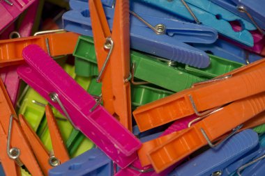 Çeşitli renklerde giysi asmak için clothespin bir avuç