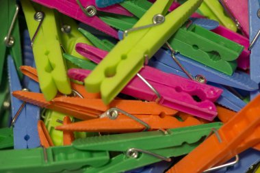 Çeşitli renklerde giysi asmak için clothespin bir avuç