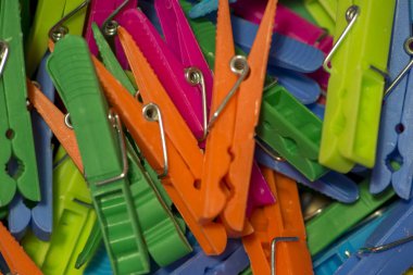 Çeşitli renklerde giysi asmak için clothespin bir avuç