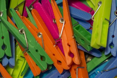 Çeşitli renklerde giysi asmak için clothespin bir avuç