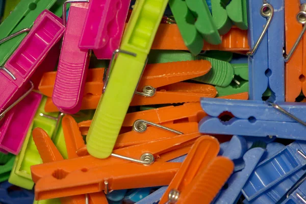 Çeşitli renklerde giysi asmak için clothespin bir avuç