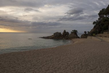 Gün doğumunda Lloret de Mar Fenals plaj