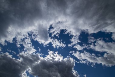 Öğle saatlerinde mavi bulutlu gökyüzü ile arka plan