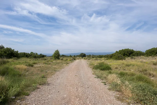 Landstraße zwischen den Bergen der Sierra de Gudar, Valbona — Stockfoto