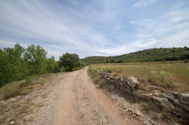Sierra de Gudar dağları arasındaki kırsal yol, Valbona