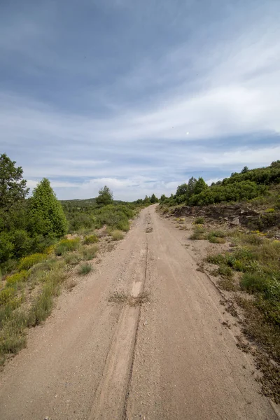 シエラ・デ・グダールの山々の間の田舎道、バルボナ — ストック写真