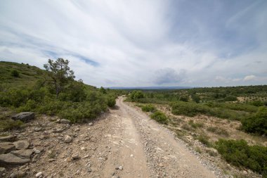 Sierra de Gudar dağları arasındaki kırsal yol, Valbona