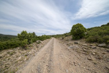 Sierra de Gudar dağları arasındaki kırsal yol, Valbona