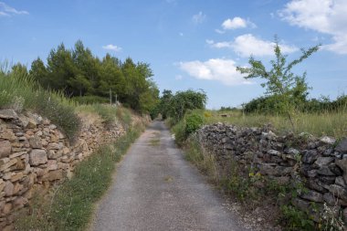Sierra de Gudar dağları arasındaki kırsal yol, Valbona