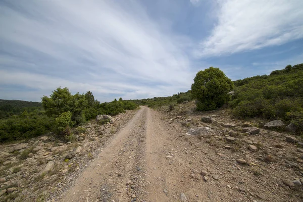 Venkovská silnice mezi horami Sierra de Gudar, Valbona — Stock fotografie