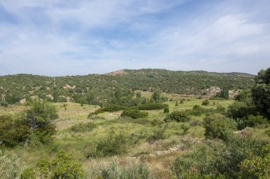 Valbona çevresinde yeşil dağlar ve berrak gökyüzü