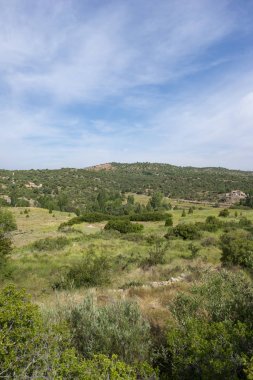 Valbona çevresinde yeşil dağlar ve berrak gökyüzü