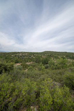 Valbona çevresinde yeşil dağlar ve berrak gökyüzü
