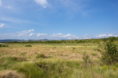 Valbona çevresinde yeşil dağlar ve berrak gökyüzü